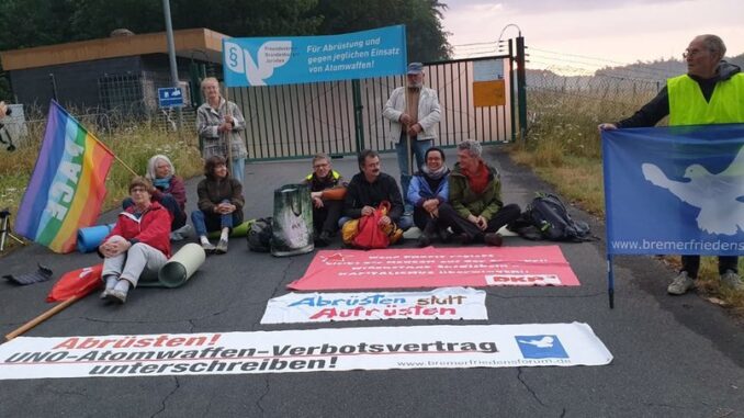 Blockade eines Tores am Fliegerhorst Büchel